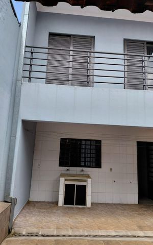 Casa à venda com 145m², 3 quartos e 2 vagas Casa à venda com 145m², 3 quartos e 2 vagasFachada