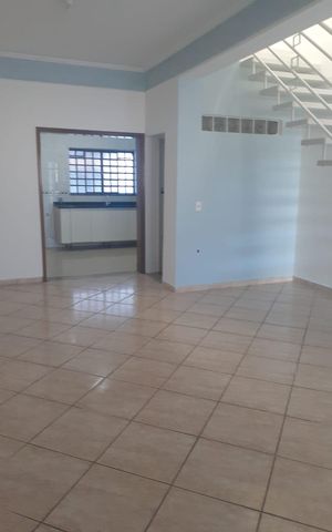 Casa à venda com 145m², 3 quartos e 2 vagas Casa à venda com 145m², 3 quartos e 2 vagasSala