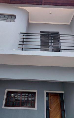Casa à venda com 145m², 3 quartos e 2 vagas Casa à venda com 145m², 3 quartos e 2 vagasFachada