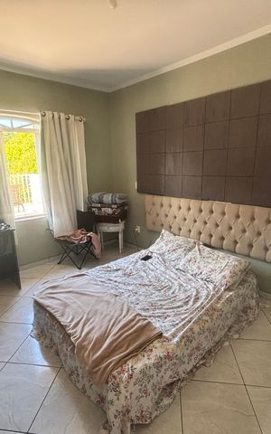 Casa à venda com 284m², 4 quartos e 4 vagas Casa à venda com 284m², 4 quartos e 4 vagasQuarto