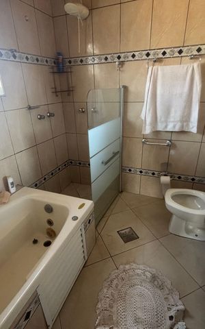 Casa à venda com 284m², 4 quartos e 4 vagas Casa à venda com 284m², 4 quartos e 4 vagasBanheiro