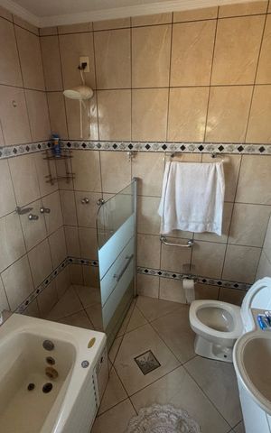 Casa à venda com 284m², 4 quartos e 4 vagas Casa à venda com 284m², 4 quartos e 4 vagasBanheiro