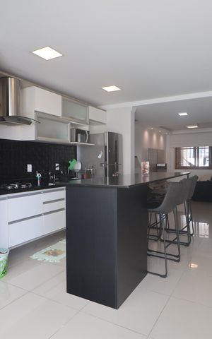 Casa à venda com 177m², 2 quartos e 2 vagasCozinha - Armários