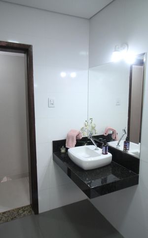 Casa à venda com 178m², 3 quartos e 2 vagasBanheiro
