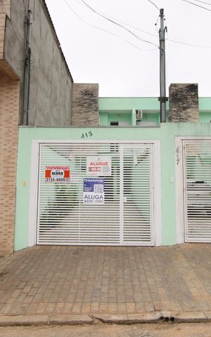 Casa para alugar com 100m², 2 quartos e 2 vagasFachada