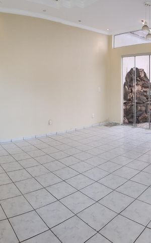 Casa à venda com 600m², 3 quartos e 3 vagas Casa à venda com 600m², 3 quartos e 3 vagasSala