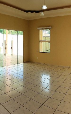 Casa à venda com 600m², 3 quartos e 3 vagas Casa à venda com 600m², 3 quartos e 3 vagasSala