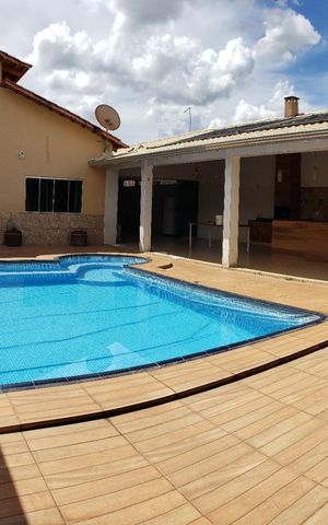 Casa à venda com 600m², 3 quartos e 3 vagas Casa à venda com 600m², 3 quartos e 3 vagasÁrea externa