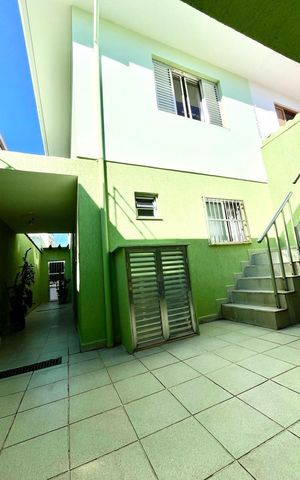 Casa à venda com 140m², 3 quartos e 2 vagas Casa à venda com 140m², 3 quartos e 2 vagasVaranda