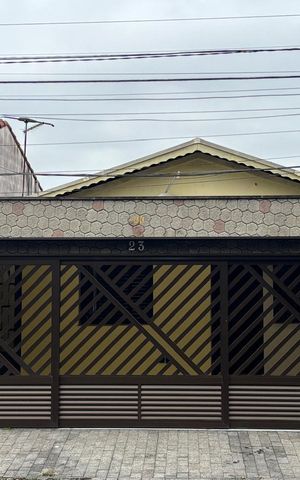 Casa à venda com 105m², 2 quartos e 3 vagas Casa à venda com 105m², 2 quartos e 3 vagasFachada