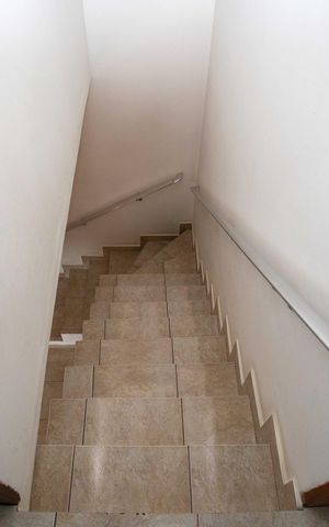 Casa para alugar com 160m², 4 quartos e 1 vagaEscada