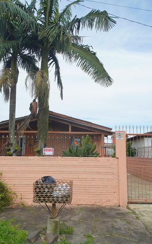 Casa à venda com 90m², 2 quartos e 2 vagasFachada