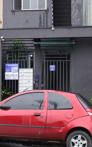 Apartamento para alugar com 70m², 2 quartos e sem vagaPlaca GRANDE instalada na fachada do condomínio, dia 22.09.26 - Código da placa: HVTG-214