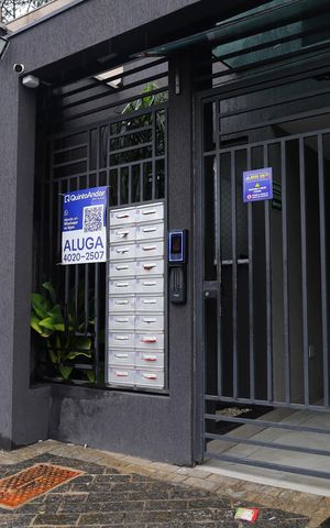 Apartamento para alugar com 70m², 2 quartos e sem vagaPlaca GRANDE instalada na fachada do condomínio, dia 22.09.26 - Código da placa: HVTG-214