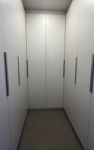 Casa de condomínio à venda com 250m², 3 quartos e 4 vagas Casa de condomínio à venda com 250m², 3 quartos e 4 vagasCloset