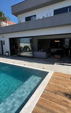 Casa de condomínio à venda com 250m², 3 quartos e 4 vagas Casa de condomínio à venda com 250m², 3 quartos e 4 vagasÁrea externa