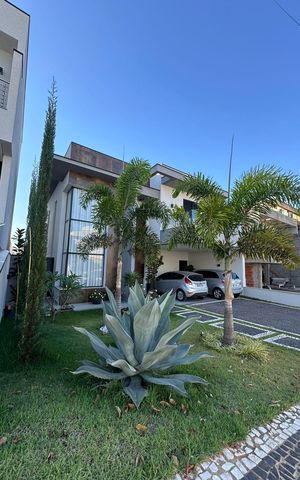Casa de condomínio à venda com 250m², 3 quartos e 4 vagas Casa de condomínio à venda com 250m², 3 quartos e 4 vagasFachada