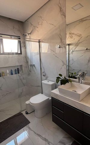 Casa de condomínio à venda com 250m², 3 quartos e 4 vagas Casa de condomínio à venda com 250m², 3 quartos e 4 vagasBanheiro