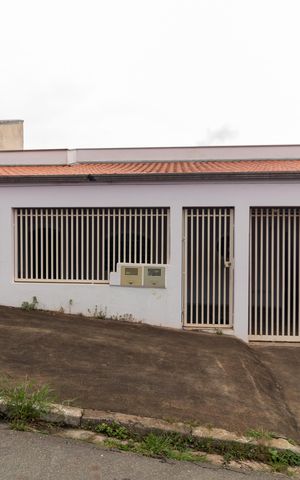 Casa à venda com 170m², 3 quartos e 2 vagas Casa à venda com 170m², 3 quartos e 2 vagasFachada
