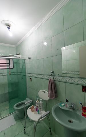 Casa à venda com 170m², 3 quartos e 2 vagas Casa à venda com 170m², 3 quartos e 2 vagasBanheiro