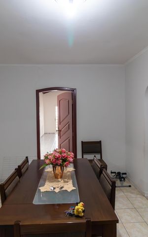 Casa à venda com 170m², 3 quartos e 2 vagas Casa à venda com 170m², 3 quartos e 2 vagasSalas