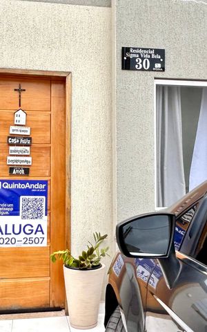 Casa de condomínio para alugar com 140m², 2 quartos e 2 vagas Casa de condomínio para alugar com 140m², 2 quartos e 2 vagasPlaca instalada na fachada do imóvel