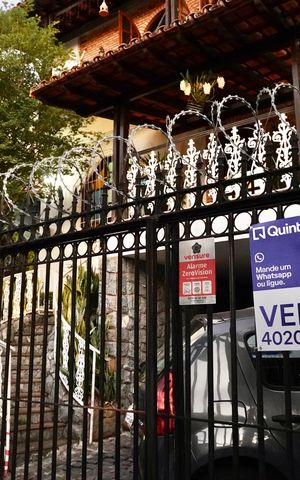 Casa à venda com 502m², 6 quartos e 4 vagas Casa à venda com 502m², 6 quartos e 4 vagasInstalação de placa 5A: foto 3