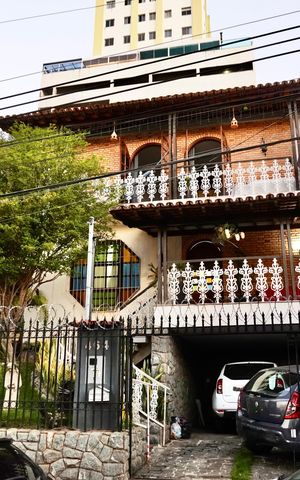 Casa à venda com 502m², 6 quartos e 4 vagas Casa à venda com 502m², 6 quartos e 4 vagasFachada