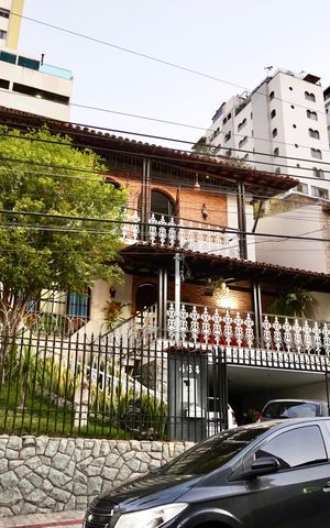 Casa à venda com 502m², 6 quartos e 4 vagas Casa à venda com 502m², 6 quartos e 4 vagasFachada