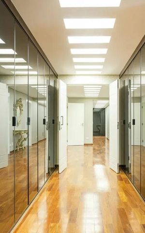 Apartamento à venda com 375m², 4 quartos e 5 vagas Apartamento à venda com 375m², 4 quartos e 5 vagasCloset