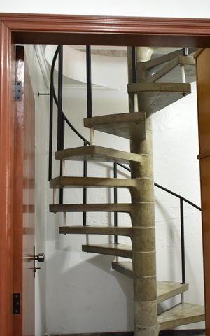 Casa à venda com 130m², 3 quartos e 4 vagasEscada /escritório