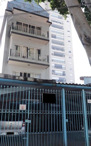 Casa à venda com 293m², 8 quartos e 4 vagasFachada