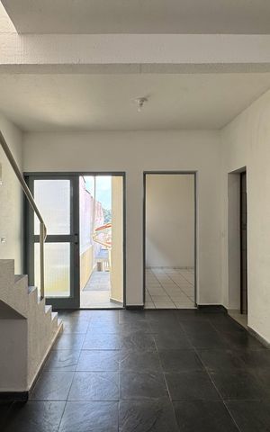 Casa à venda com 215m², 3 quartos e 1 vaga Casa à venda com 215m², 3 quartos e 1 vagaSalão