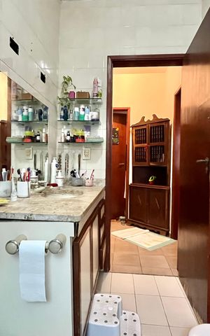 Casa à venda com 256m², 4 quartos e 2 vagas Casa à venda com 256m², 4 quartos e 2 vagasBanheiro 2
