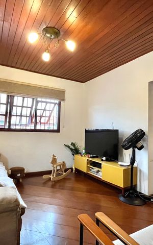 Casa à venda com 256m², 4 quartos e 2 vagas Casa à venda com 256m², 4 quartos e 2 vagasSala