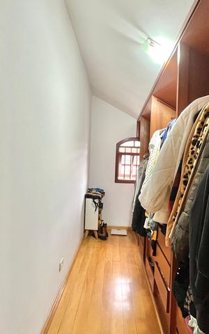 Casa à venda com 256m², 4 quartos e 2 vagas Casa à venda com 256m², 4 quartos e 2 vagasCloset