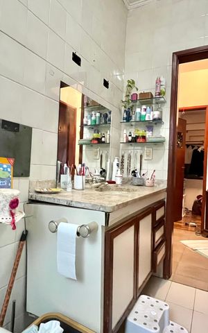 Casa à venda com 256m², 4 quartos e 2 vagas Casa à venda com 256m², 4 quartos e 2 vagasBanheiro 2