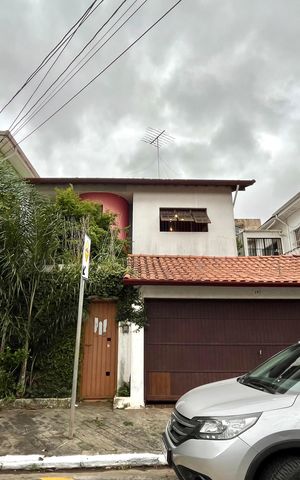 Casa à venda com 256m², 4 quartos e 2 vagas Casa à venda com 256m², 4 quartos e 2 vagasFachada