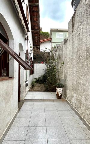 Casa à venda com 256m², 4 quartos e 2 vagas Casa à venda com 256m², 4 quartos e 2 vagasÁrea externa