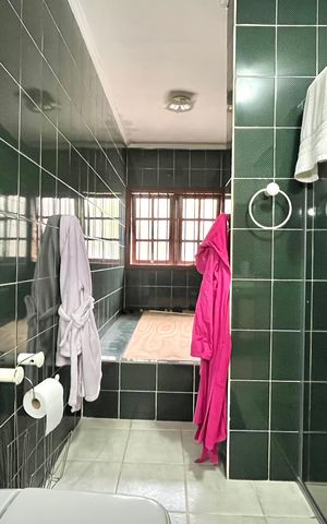 Casa à venda com 256m², 4 quartos e 2 vagas Casa à venda com 256m², 4 quartos e 2 vagasBanheiro 1