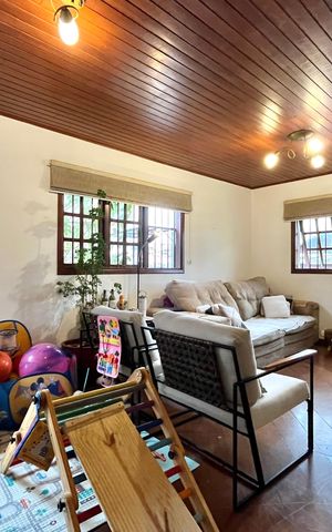 Casa à venda com 256m², 4 quartos e 2 vagas Casa à venda com 256m², 4 quartos e 2 vagasSala