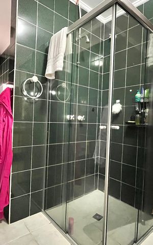Casa à venda com 256m², 4 quartos e 2 vagas Casa à venda com 256m², 4 quartos e 2 vagasBanheiro 1