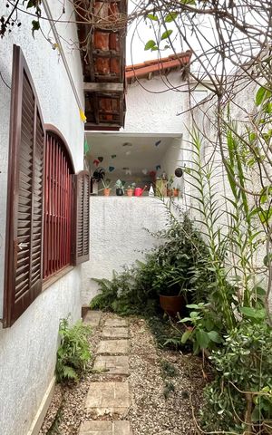 Casa à venda com 256m², 4 quartos e 2 vagas Casa à venda com 256m², 4 quartos e 2 vagasÁrea externa