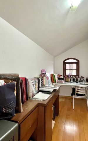 Casa à venda com 256m², 4 quartos e 2 vagas Casa à venda com 256m², 4 quartos e 2 vagasEscritório