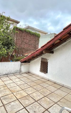 Casa à venda com 256m², 4 quartos e 2 vagas Casa à venda com 256m², 4 quartos e 2 vagasVaranda