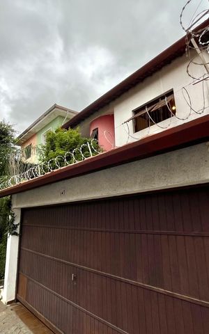 Casa à venda com 256m², 4 quartos e 2 vagas Casa à venda com 256m², 4 quartos e 2 vagasFachada