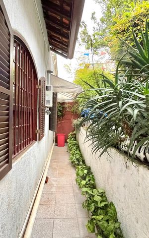 Casa à venda com 256m², 4 quartos e 2 vagas Casa à venda com 256m², 4 quartos e 2 vagasÁrea externa