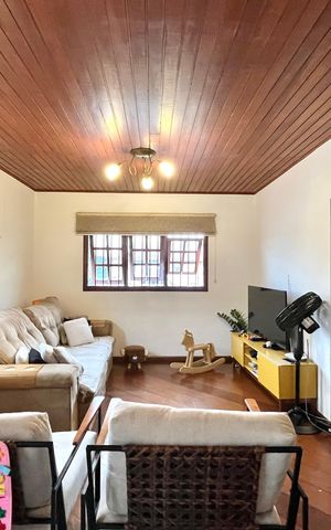 Casa à venda com 256m², 4 quartos e 2 vagas Casa à venda com 256m², 4 quartos e 2 vagasSala