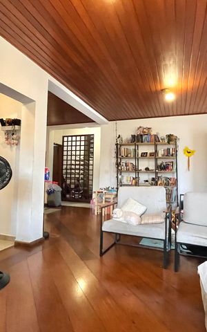 Casa à venda com 256m², 4 quartos e 2 vagas Casa à venda com 256m², 4 quartos e 2 vagasSala