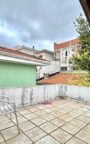 Casa à venda com 256m², 4 quartos e 2 vagas Casa à venda com 256m², 4 quartos e 2 vagasVaranda